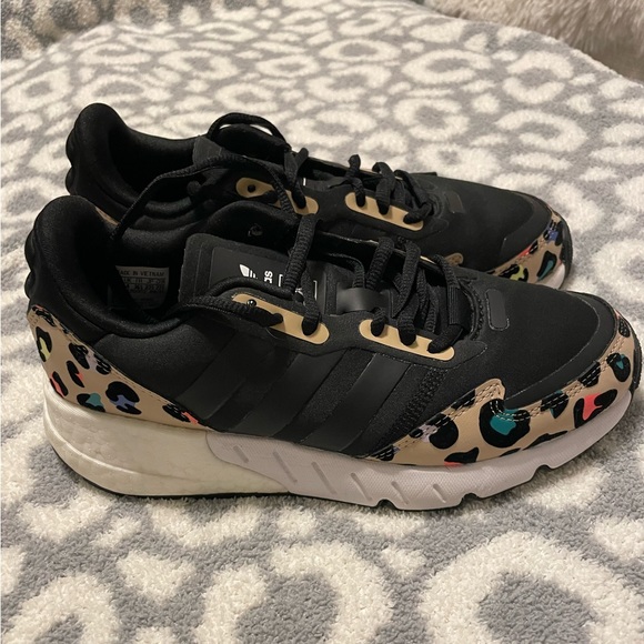 Size 5.5 leopard print Adidas shoes - Picture 1 of 4